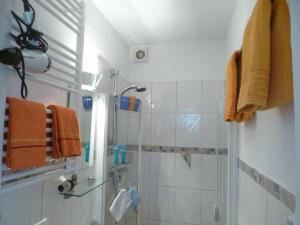 Kylpyhuone majoituspaikassa Ferienwohnung Hitzegrad