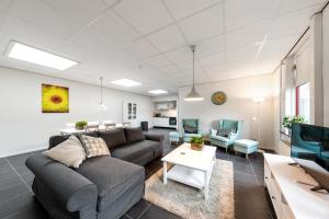 a living room with a couch and a table at Vakantieappartementen centrum Oudewater in Oudewater