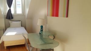 a small room with a bed and a lamp at Sincerely Lisboa in Lisbon