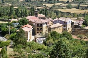 stary budynek we wsi na wzgórzu w obiekcie La Casa de Alberto w mieście Ribas de Tereso