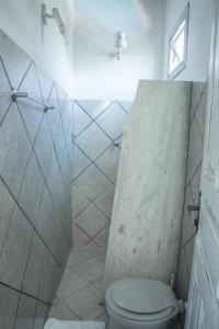 un bagno con wc e doccia di Pousada Canoeiros a Arraial d'Ajuda