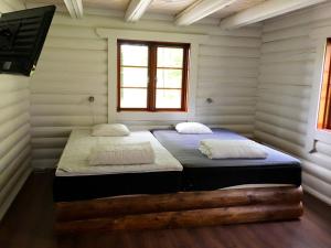 En eller flere senge i et værelse på Stugby Ullared Paradise