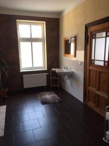 a bathroom with a sink and a window at Kleine Herberge in Strodehne