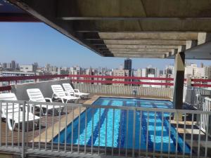 Výhľad na bazén v ubytovaní Hotel Flat Bassano Vaccarini alebo v jeho blízkosti