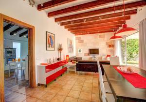 a kitchen and living room with a dining room at Villa Sargantana Negra in Binibeca