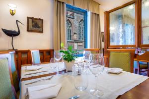 Reštaurácia alebo iné gastronomické zariadenie v ubytovaní Qubus Hotel Wrocław
