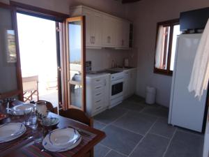 Кухня или мини-кухня в Villa Thori at Poulati Sifnos
