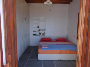 Кровать или кровати в номере Villa Thori at Poulati Sifnos