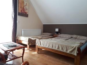 1 dormitorio con 2 camas y mesa en Apartamenty Otylka, en Wisełka