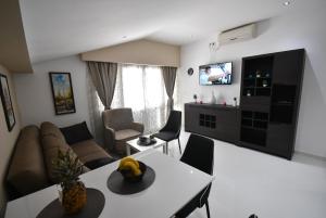 ヘルツェグ・ノヴィにあるApartment Aquaのリビングルーム(白いテーブル、テレビ付)