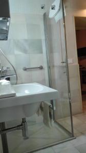 A bathroom at Estudio Bizcocheros