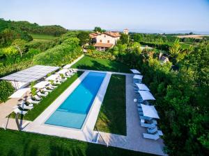 an aerial view of a villa with a swimming pool at Relais Mondotella in Pozzolengo