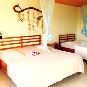 a bedroom with two beds with flowers on them at Corales Punta Rusia in Punta Rucia