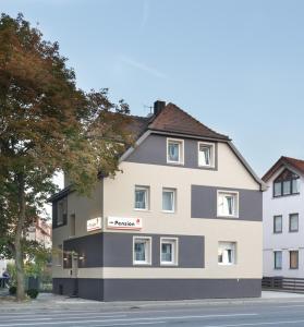 ein großes weißes Gebäude an der Straßenseite in der Unterkunft Pension Arkade Heilbronn in Heilbronn