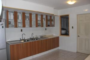 A kitchen or kitchenette at Hostal Baquedano