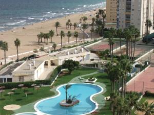 Una vista aérea de un complejo turístico con piscina y playa. en Urbanova Apartment, en El Altet