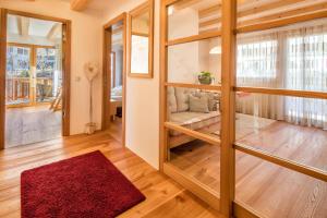 ein Wohnzimmer mit Glastüren und einem roten Teppich in der Unterkunft Spanglerhaus in Deutschnofen