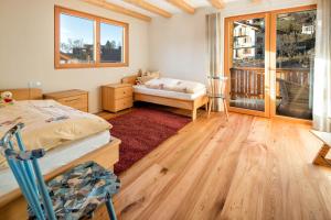 Schlafzimmer mit einem Bett und einem Fenster in der Unterkunft Spanglerhaus in Deutschnofen