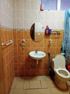 Koupelna v ubytování Farzai Homestay + 37 fotografií
