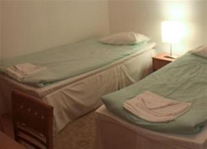 Un pat sau paturi într-o cameră la Sandels Mökit & Talot