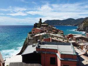 a group of buildings on a hill next to the ocean at Affittacamere Elisabetta in Vernazza