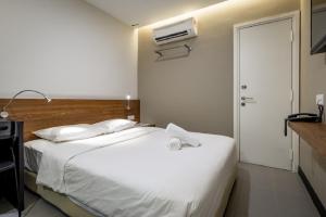 Postel nebo postele na pokoji v ubytování MAX Hotel Subang Jaya