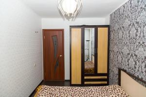 ユジノ・サハリンスクにあるДвухкомнатная квартираのベッドルーム1室(ベッド1台付)、木製のドア