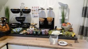 Um balcão de cozinha com muita comida. em Die Schlafstube - Bed & Breakfast em Zeltweg