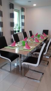 a conference room with a long table with pink paper on it at Die Schlafstube - Bed & Breakfast in Zeltweg