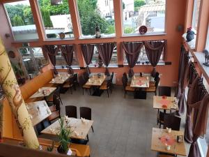 una vista aérea de un restaurante con mesas y ventanas en Sunny´s Hotel & Residence, en Mainz