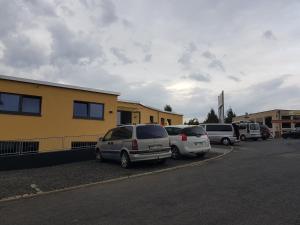 un grupo de autos estacionados en un estacionamiento en Sunny´s Hotel & Residence, en Mainz