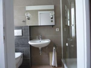 Kylpyhuone majoituspaikassa Hotel Zur Heidquelle