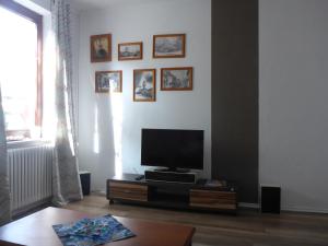 ein Wohnzimmer mit einem Flachbild-TV auf einem Tisch in der Unterkunft Ferienhaus Bohlen in Emden