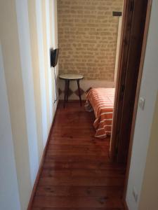 a hallway with a table and a chair in a room at Hotel Rural LaEncomienda in Villarramiel