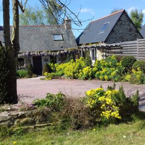 una casa con un ramo de flores en el patio en Gite kerblouc'h en Quemper-Guézennec