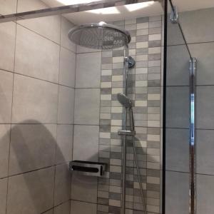 eine Dusche mit Glastür im Bad in der Unterkunft Gite kerblouc'h in Quemper-Guézennec