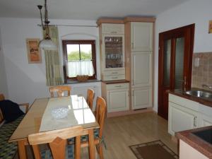eine Küche und ein Esszimmer mit einem Tisch und Stühlen in der Unterkunft Ferienhaus Humer in Altmünster