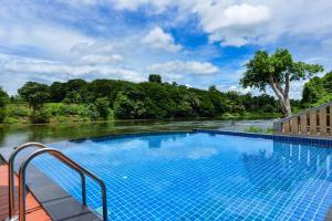Bazén v ubytování Princess River Kwai Hotel nebo v jeho okolí