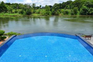 Bazén v ubytování Princess River Kwai Hotel nebo v jeho okolí