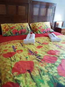 a bed with two towels on top of it at Casa Veneta in Martignacco