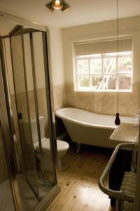 Bilik mandi di Slieve Donard Cottage