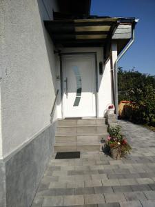una puerta delantera de una casa con una maceta en Apartment Lidija en Hiddenhausen