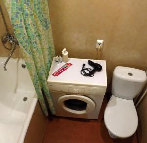 ペテルゴフにあるApartment in Petergofの小さなバスルーム(白いトイレ、シンク付)