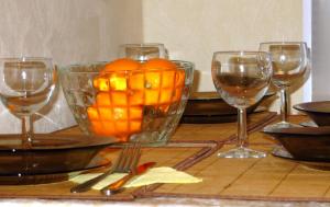 ペテルゴフにあるApartment in Petergofのワイングラス2杯とオレンジ1杯付きテーブル