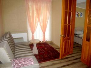 - un salon avec un canapé et une fenêtre dans l'établissement Apartment on Hoholya 90, à Kropyvnytsky