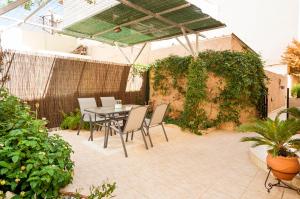 Κήπος έξω από το Eleni Apartments