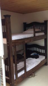 Poschodová posteľ alebo postele v izbe v ubytovaní Hostal Hilltop Capurgana
