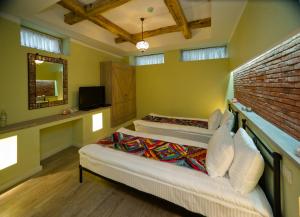 TV a/nebo společenská místnost v ubytování No12 Boutique Hotel