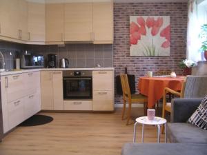 Bo hos Nancy i Ölme في كريستينهامن: مطبخ وغرفة طعام مع طاولة ومطبخ وغرفة طعام