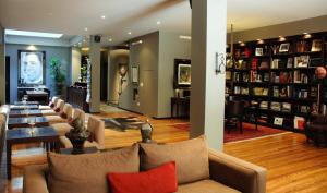 Legado Mitico Buenos Aires في بوينس آيرس: غرفة معيشة مع أريكة وطاولة وكراسي
